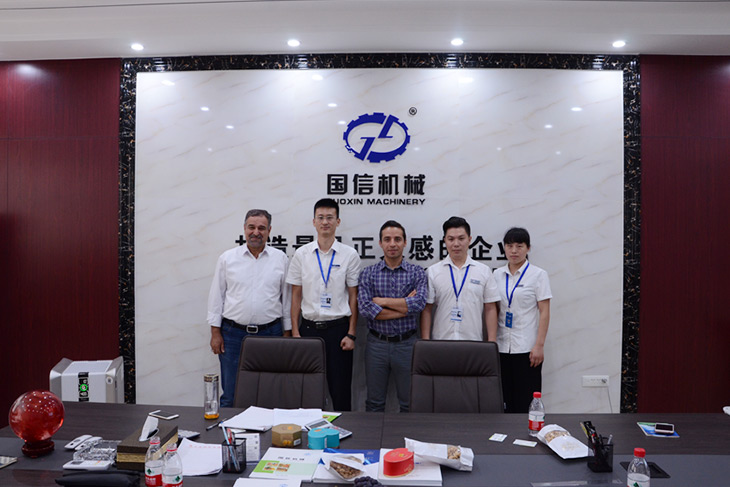 阿聯(lián)酋客戶參觀我們國信機械的垃圾分揀線工廠